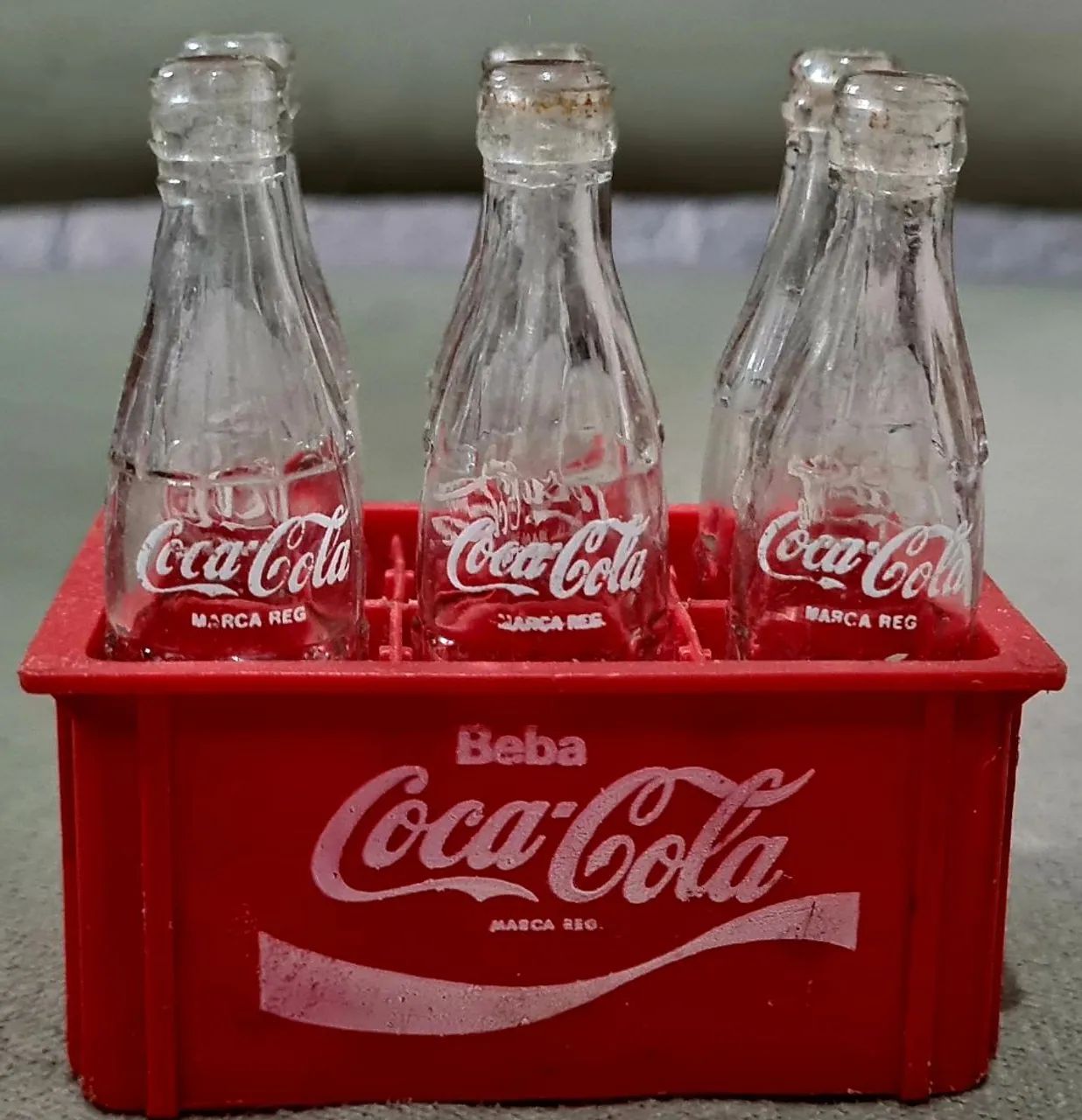 Caixinha com Coca-Cola e uma mini Coca-Cola (made France). - Foto 2