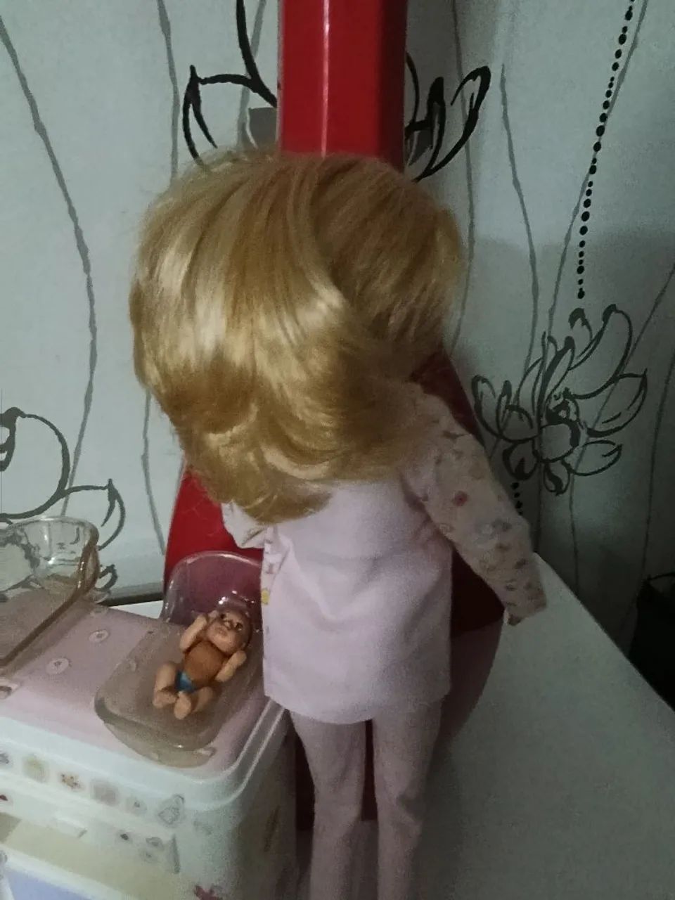 Linda boneca Barbie Pediatra da família reppy family com BB e berçário  - Foto 3