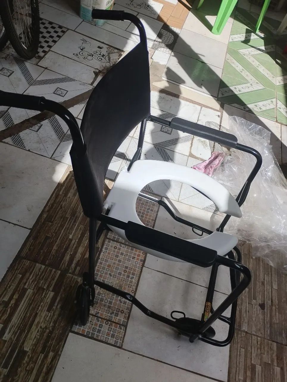 Cadeira de rodas pra banho  - Foto 4
