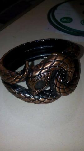 Pulseira exótica em formato de pele de cobra