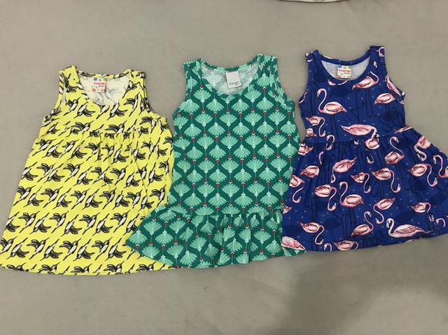 Lote feminino com 9 peças tamanho 1 ano (5 vestidos e 4 conjuntos) - Foto 2