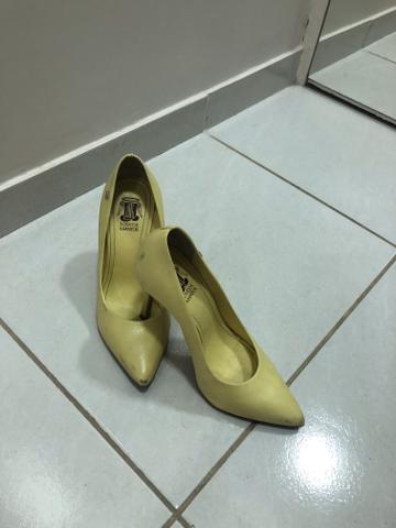 Vendo Scarpin 33 Couro- Loucos e Santos - Foto 5