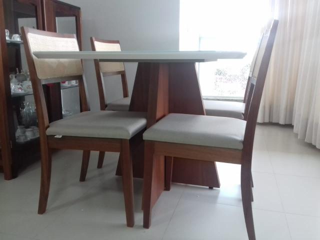 Mesa madeira e cadeiras encosto telinha e pintura Laka