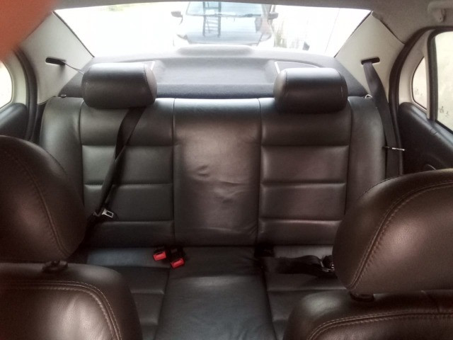 Vendo um voyage 1.6 ano 2012 completo