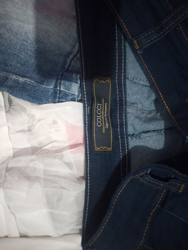 Calças shorts e vestidos e um macacão  jeans  - Foto 4