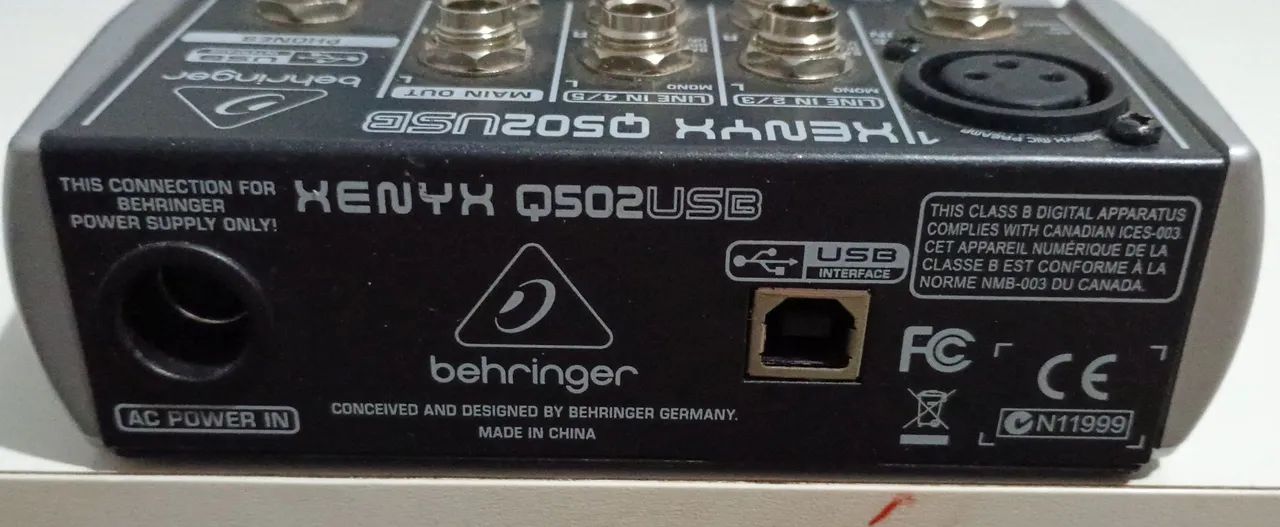 Mesa de Som Behringer Xenyx Q502USB - 5 Canais
