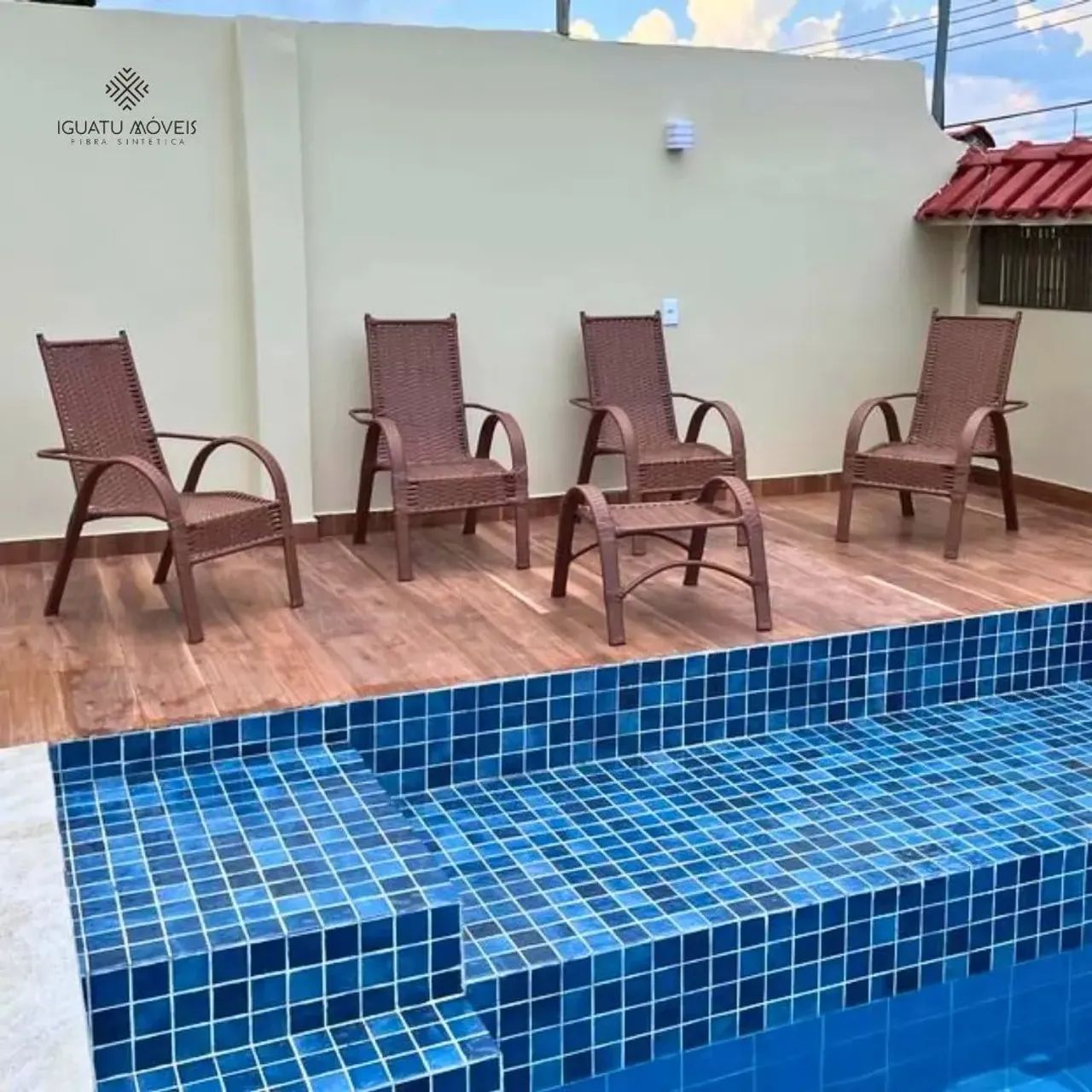 Cadeiras simples e uma mesa de centro 