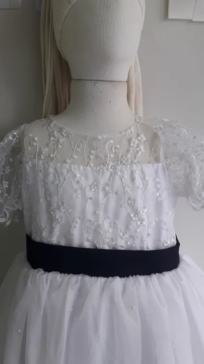 Vestido de renda infantil branco com faixa azul marinho