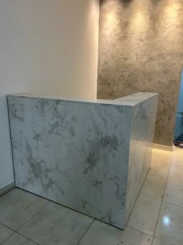balcão de recepção em L