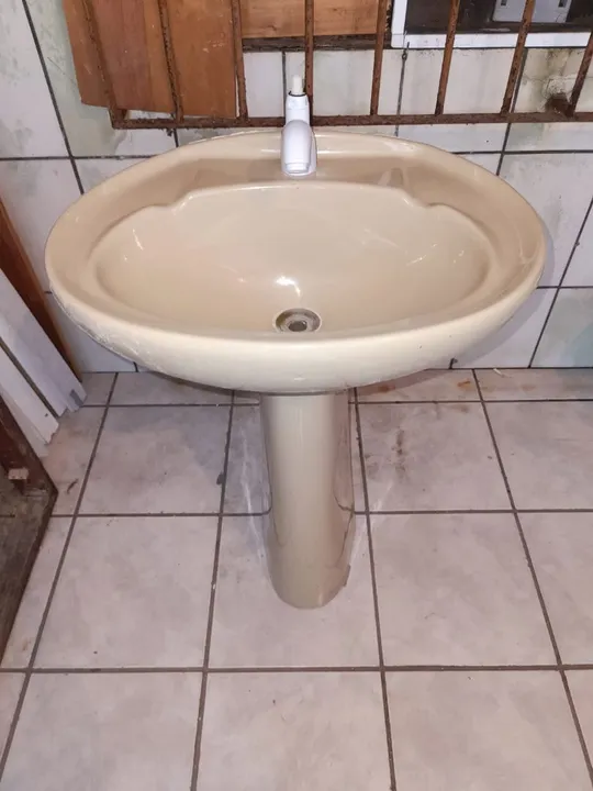 Pia de banheiro em bom estado
