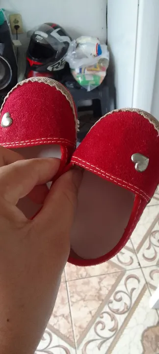 Sapatinhos Vermelhos com Detalhe de Coração