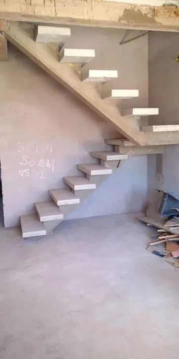 Escadas modelo em U  na viga central. 