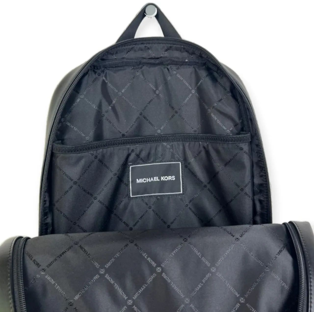 Mochila Michael Kors Preta com marrom  - Foto 3