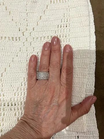 Lindo anel em ródio e zirconia