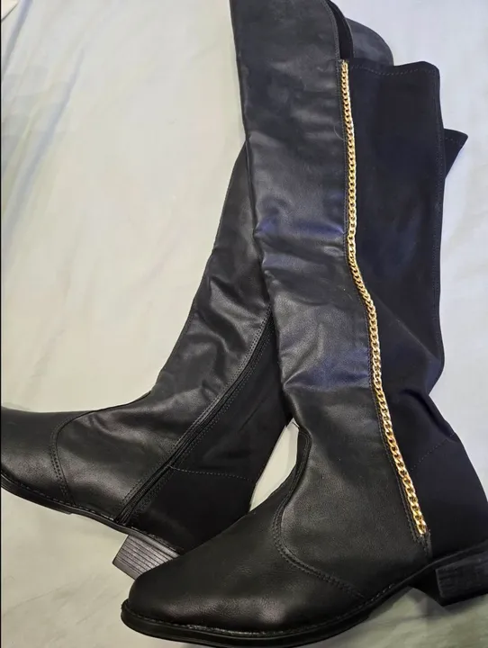 Linda bota cano longo com detalhe em dourado, tamanho 39