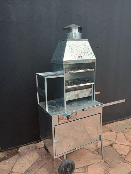 Carrinho de espetinho seminovo.