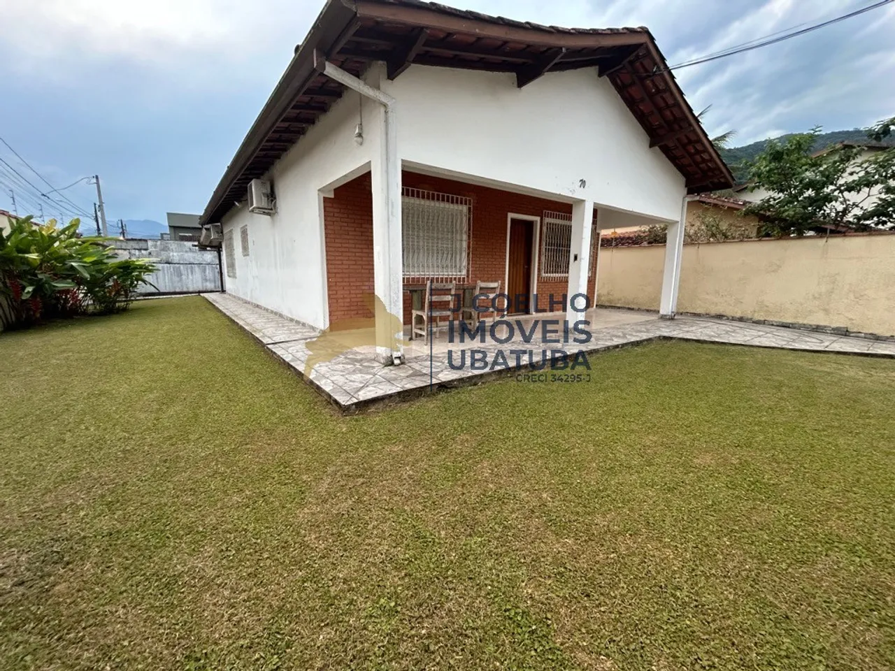 Casa com muito quintal para locação definitiva no Centro de Ubatuba - SP, em Rua tranquila