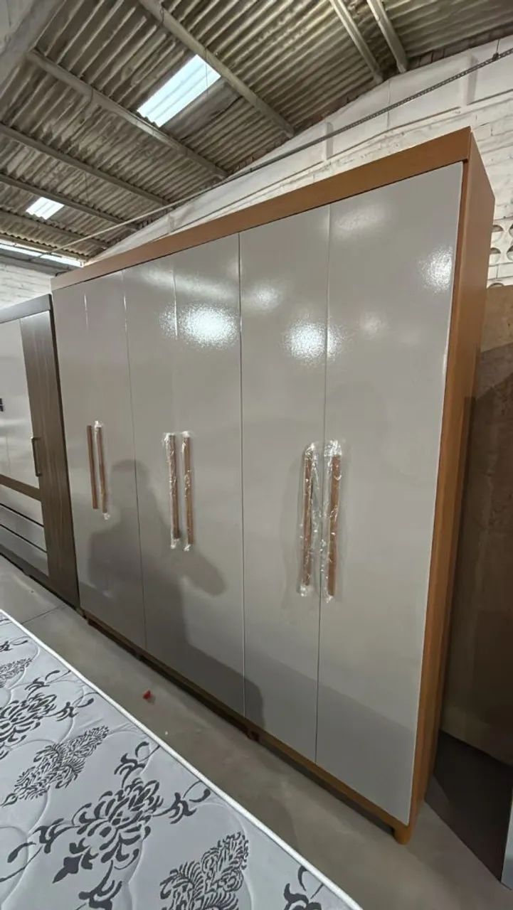 Guarda-roupa espaçoso tcil 