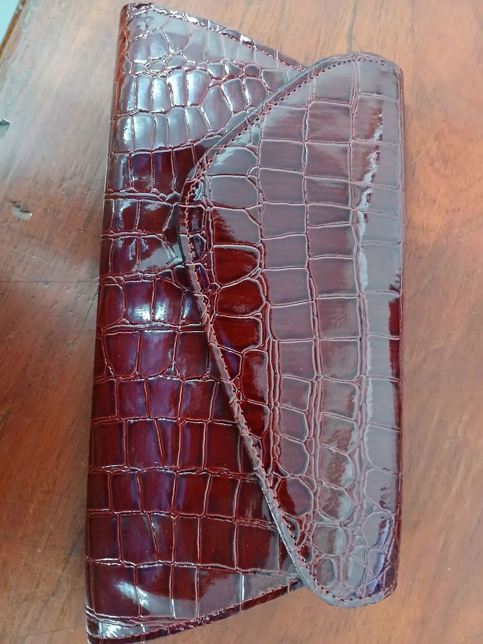 Bolsa de mão em couro croco marrom