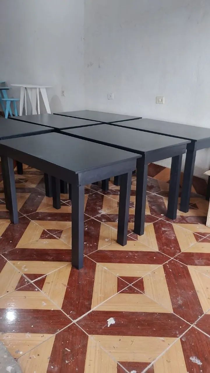 Mesa de jantar em madeira preta nova - Foto 3