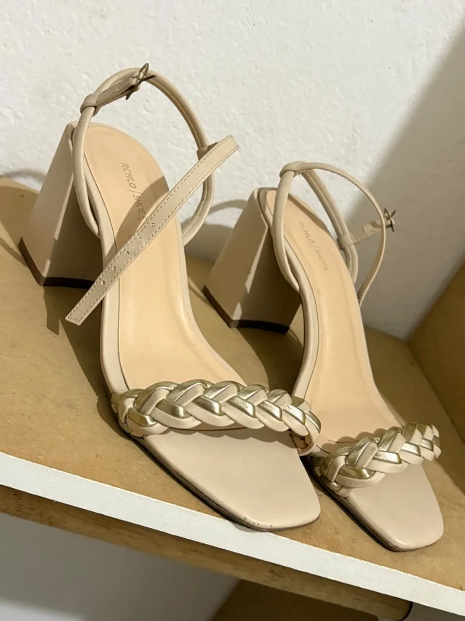 Sapatos semi novos