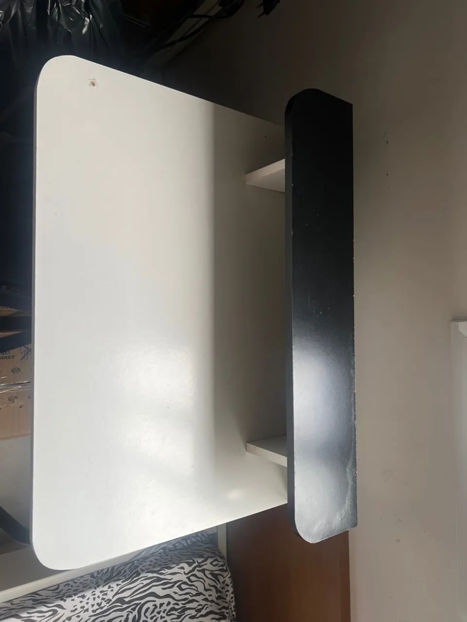 Mesa de Escritório Branca com Prateleira - Foto 2