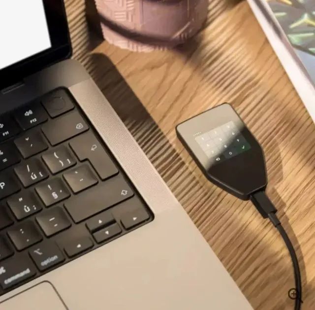 Trezor Safe 5 Crypto Hardware Wallet - Carteira Para Crypto Bitcoin - Foto 3
