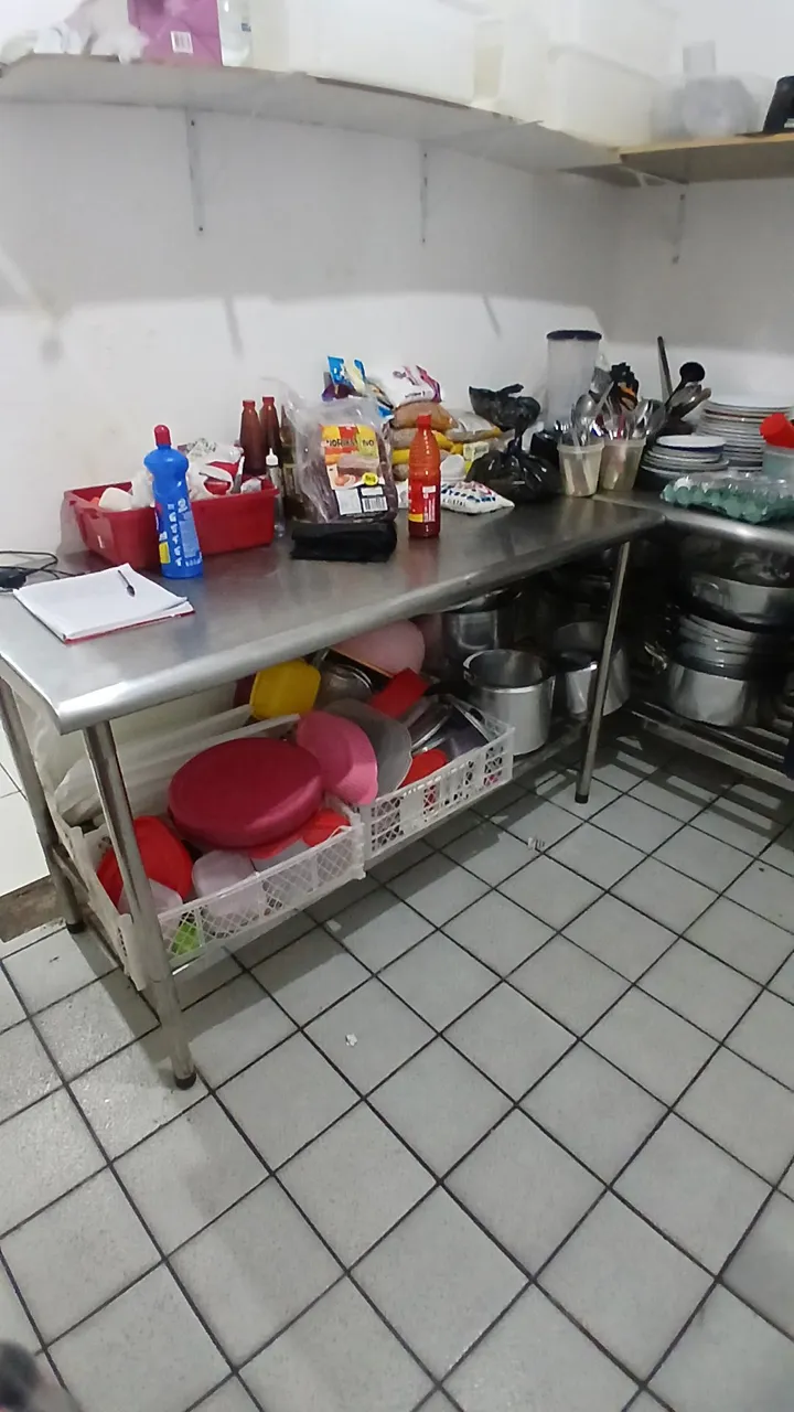 Repasso restaurante com tudo dentro.