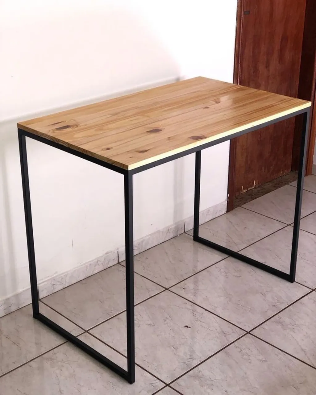 Escrivaninha estilo Industrial com Tampo Amadeirado e Estrutura em Metal