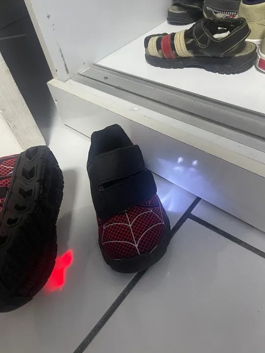 Tênis infantil do homem aranha, acende. NUNCA USADO!! - Foto 4