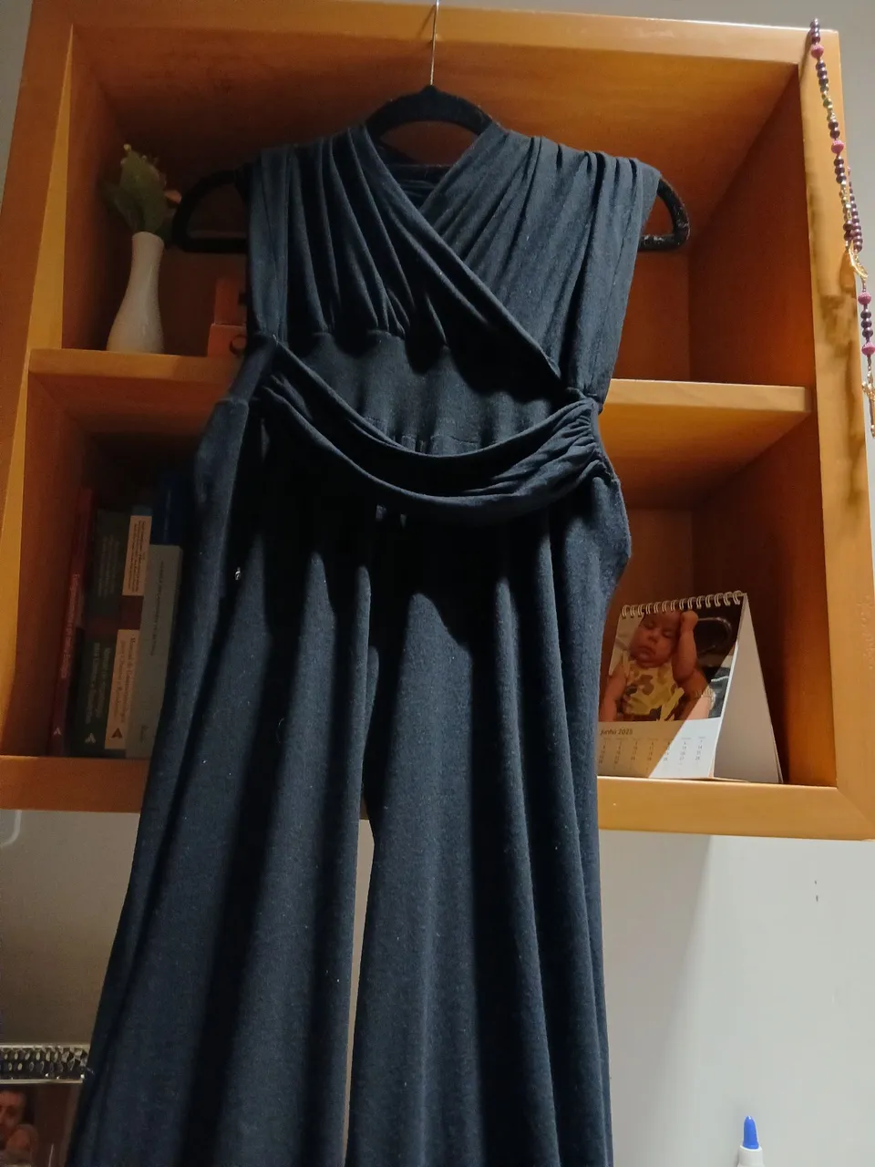 Macacão preto versátil e elegante