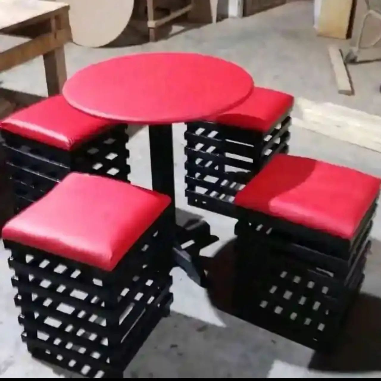 Conjunto Mesa Redonda com 4 Bancos