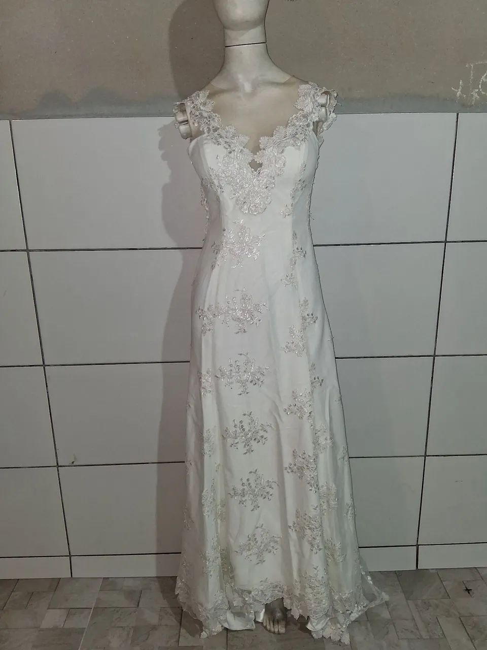 Vestido de noiva elegante com detalhes em renda - Foto 2