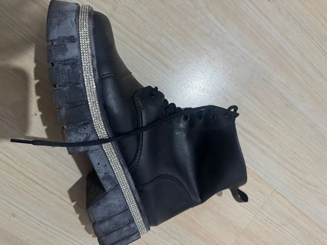 Bota Coturno Preta com Detalhes em Strass