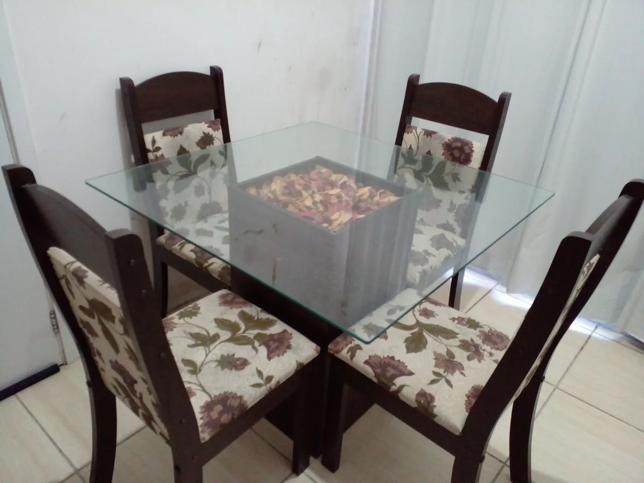 Mesa de jantar com 4 cadeiras