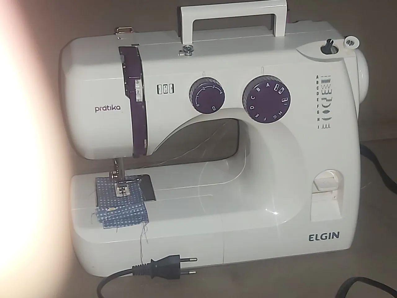Máquina de Costura Elgin Pratika Zig Zag - Foto 5