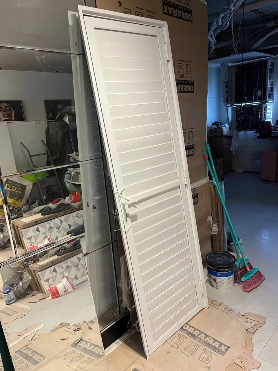 Porta de Alumínio branco 60 X 210 lado esquerdo  - Foto 4