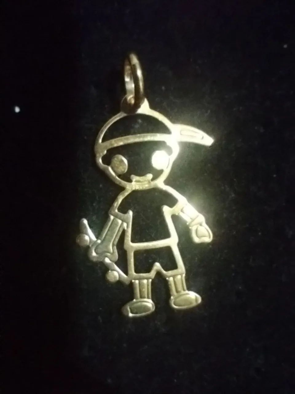 Pingente Menino Vazado com Skate Banhado a Ouro 18K - Foto 2