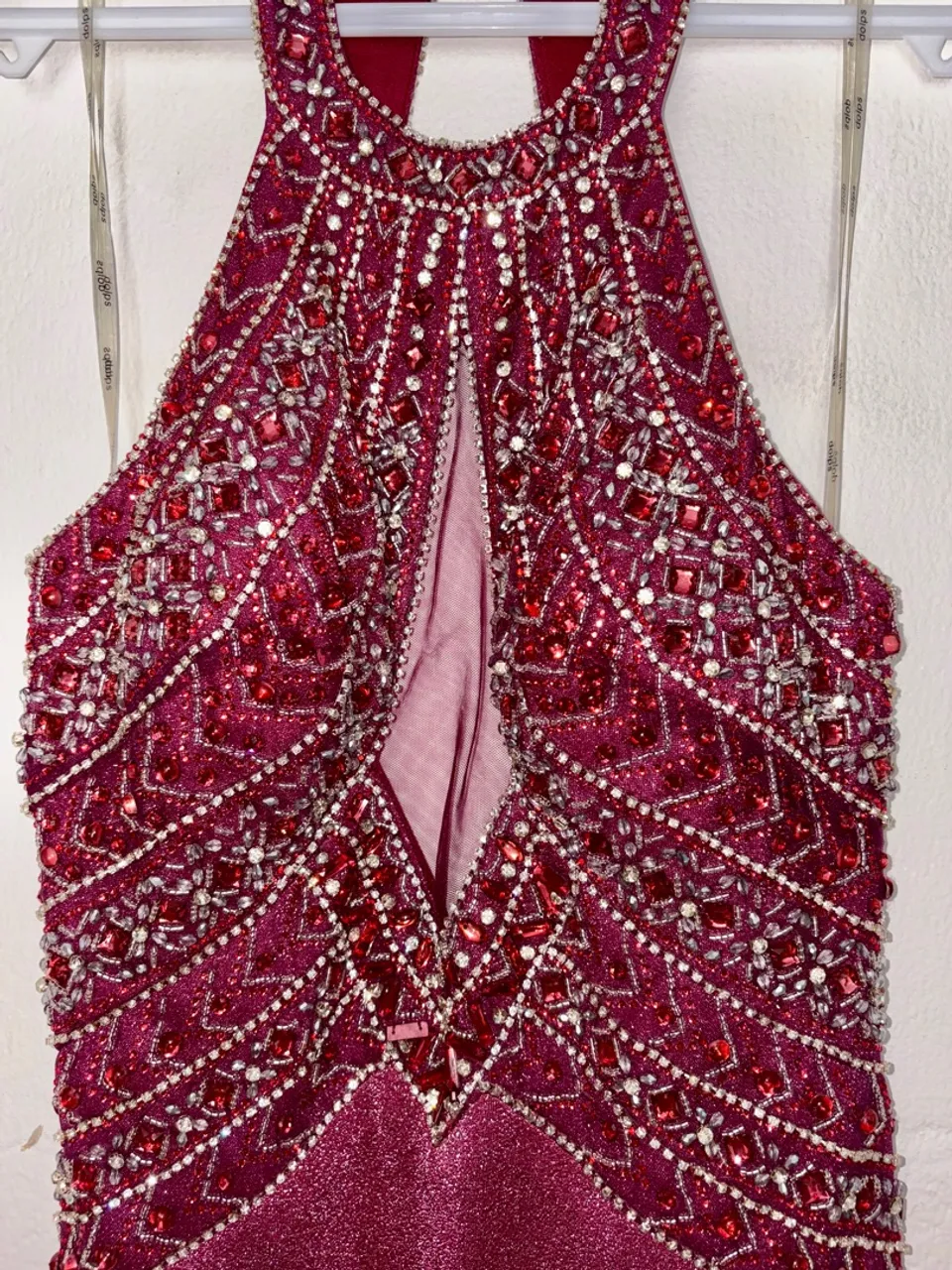 Vestido de festa bordado com pedrarias