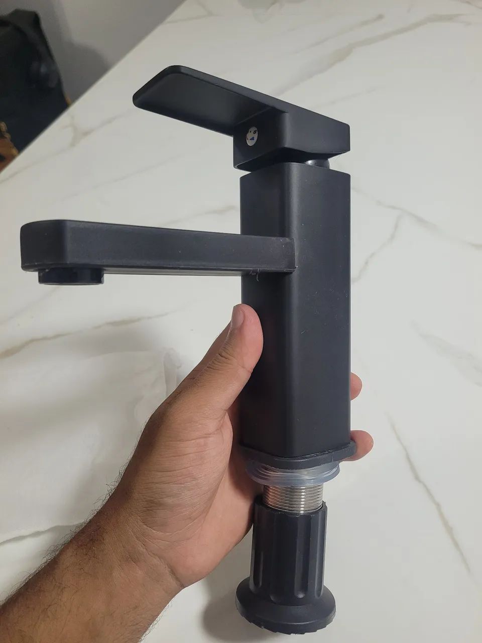 Torneira estilo moderno (dupla saída, quente e fria)