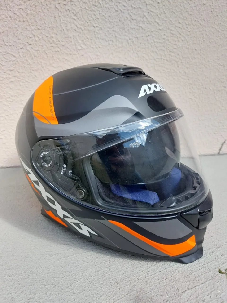 Capacete com viseira escura interna