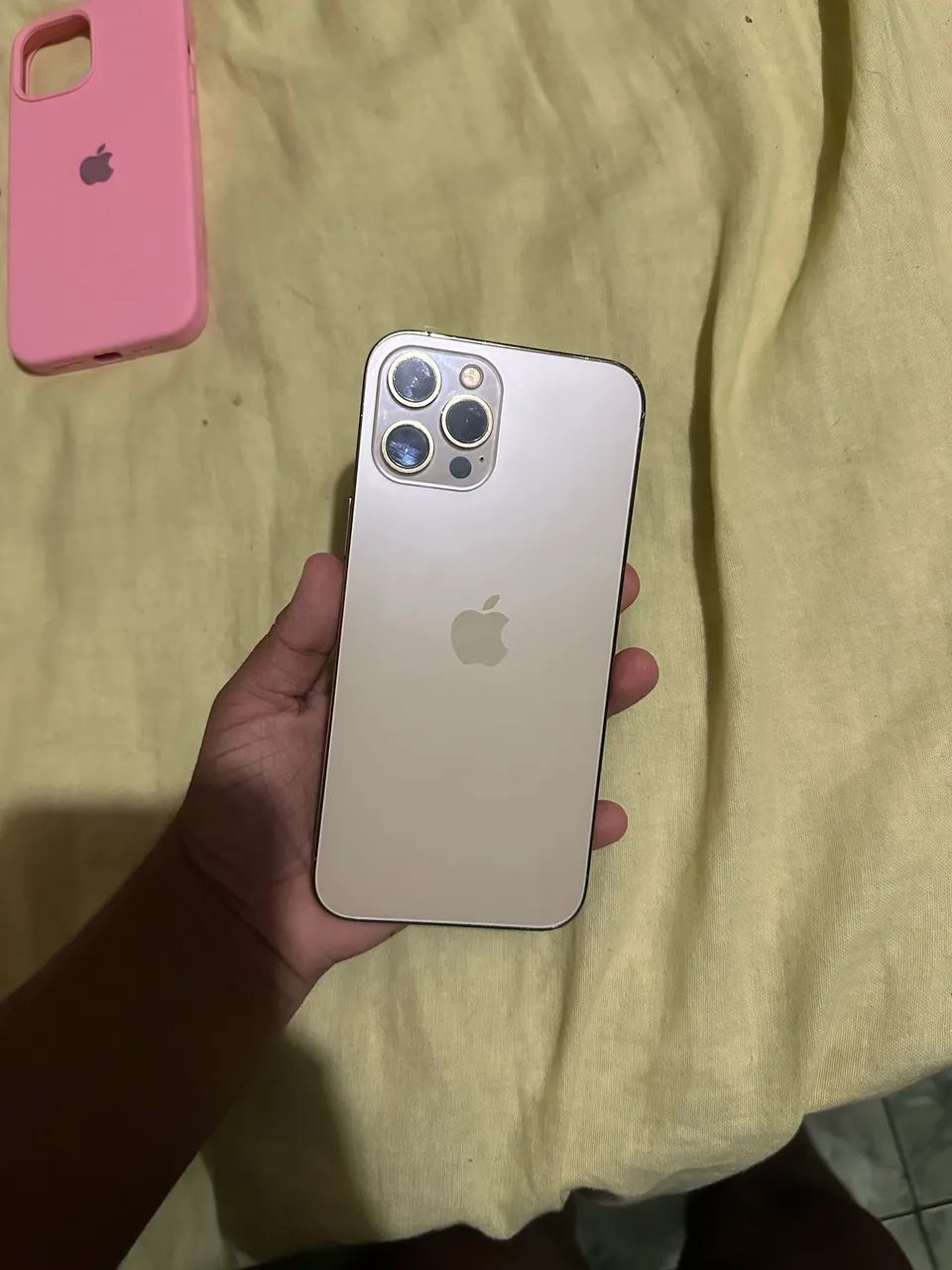 Vendo iPhone 12 Pro Max dourado 