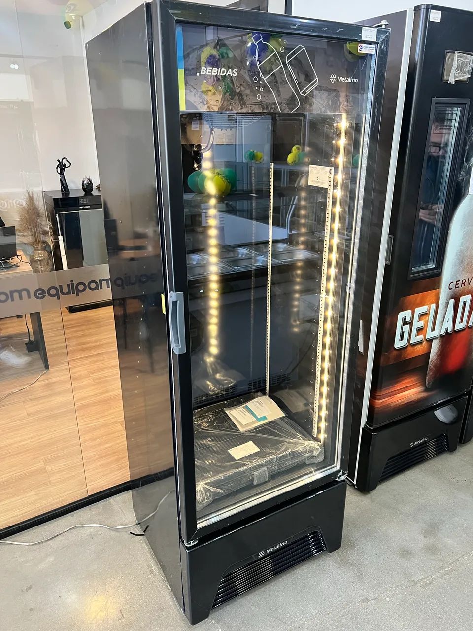Geladeira expositora 406 litros full black Metalfrio nova pronta entrega 