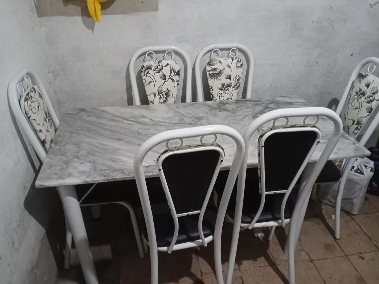 Mesa de jantar de mármore original com 6 cadeiras com estofados 