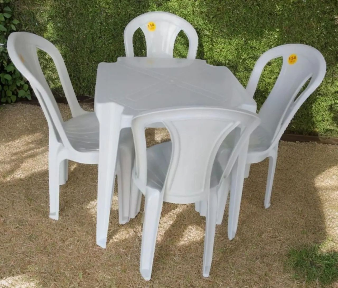 Conjuntos de mesas e cadeiras plásticas - Oferta 