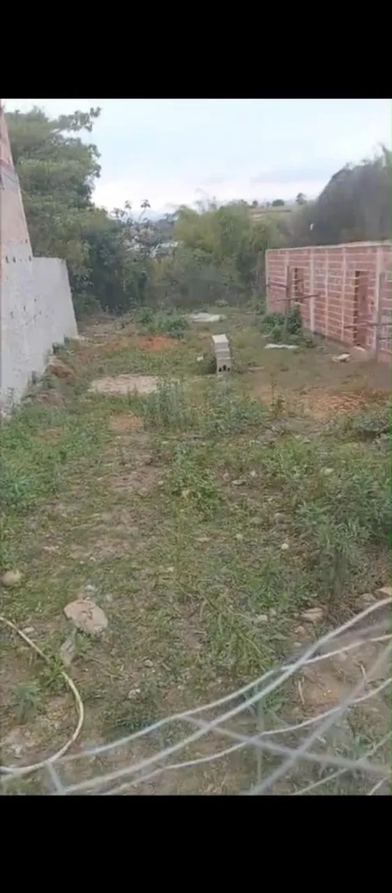Terreno com casa construída,ainda tem bate laje 