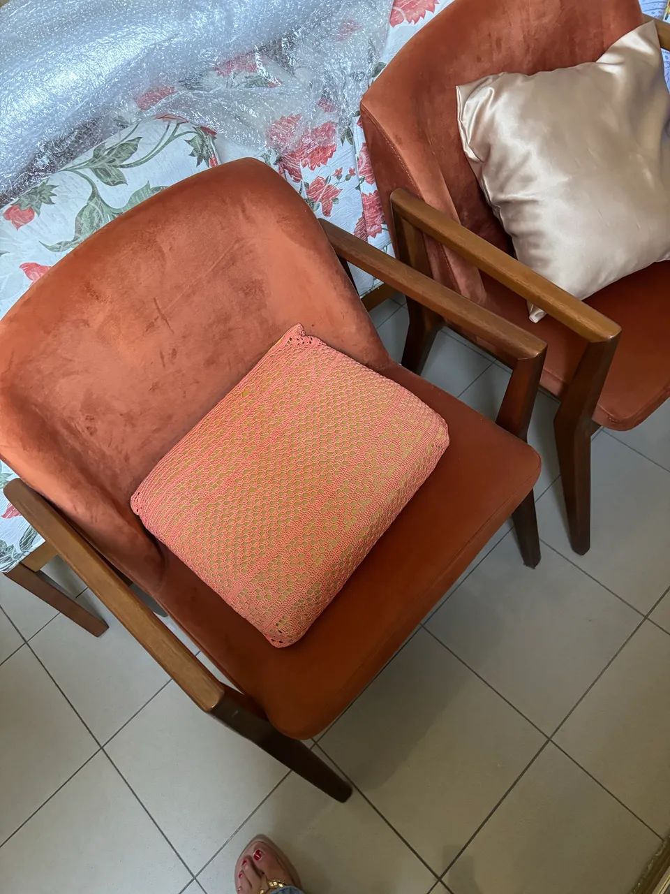 2 poltronas madeira maciça aveludadas lar shopping  - Foto 2