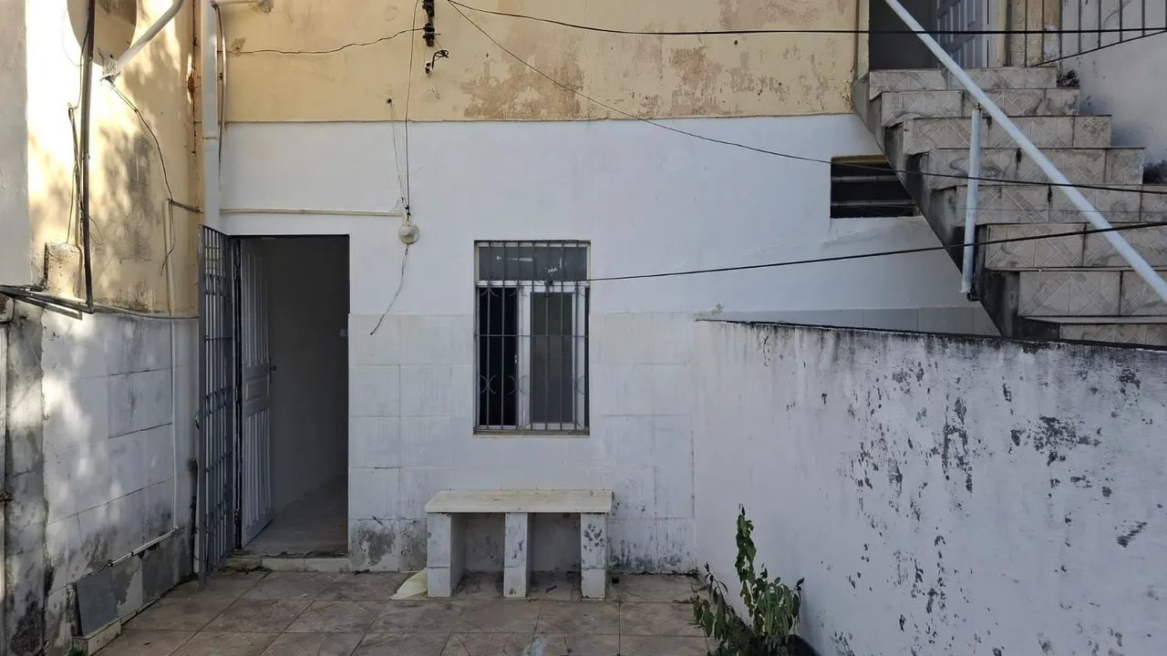 Casa ¼ sala, cozinha e banheiro.
