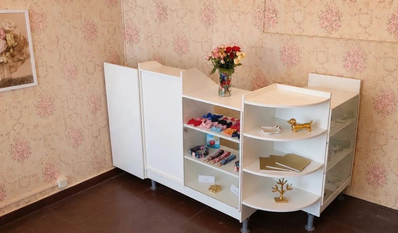 Balcão L grande com duas vitrines de vidro