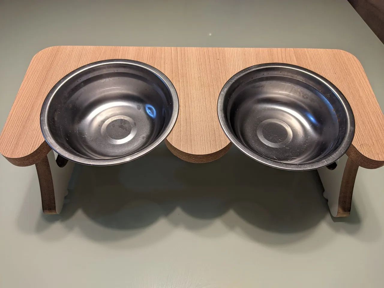 Comedouro duplo com as tigelas 